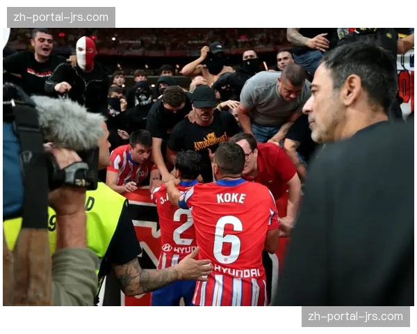 警方通报:一名男子因在英超比赛中投掷杂物被逮捕并起诉 警方通报:一名男子因在英超比赛中投掷杂物被逮捕并起诉